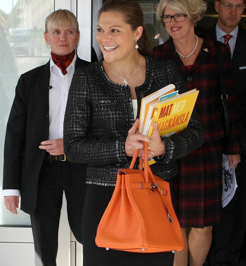 Victoria med sin Hermès, en väska som nu verkar vara för evigt förpassad till det mörkaste hörnet i hennes garderob. Kronprinsessan Victoria 2009 med en Kelly Bag från Hermés
