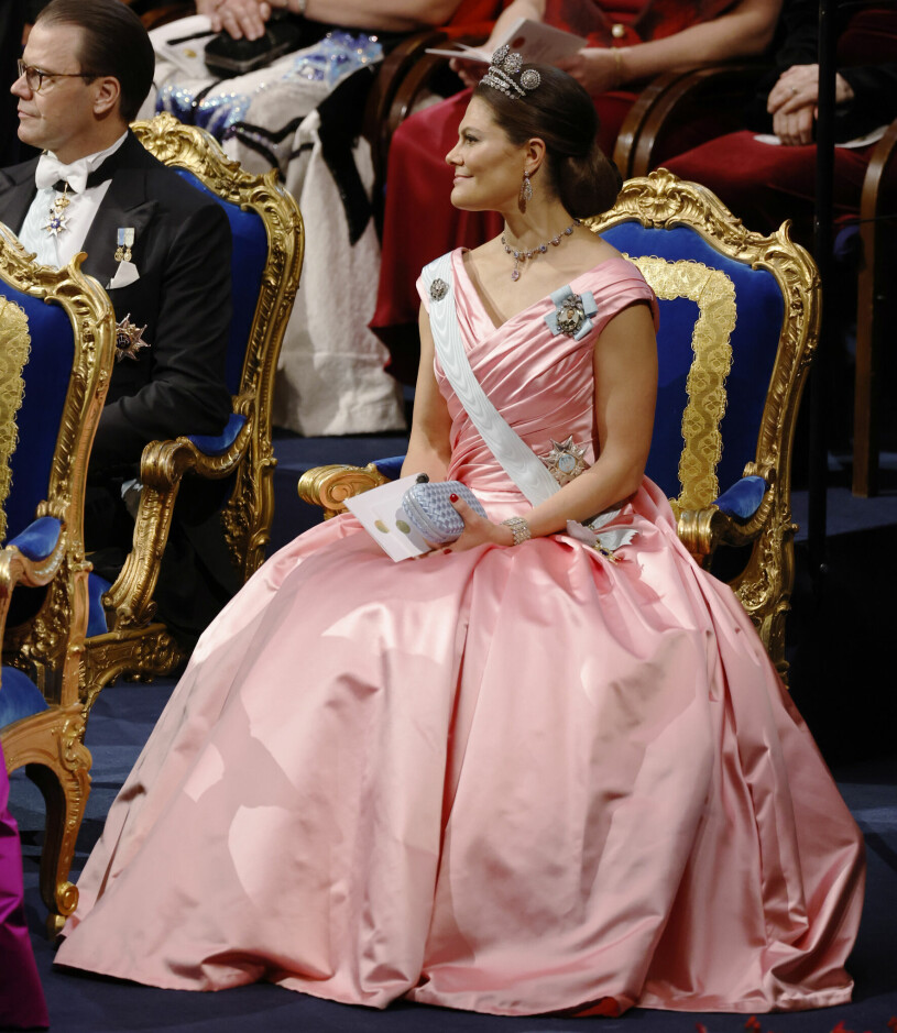 En riktig statementklänning! Kronprinsessan Victoria under Nobelprisutdelningen 2022 i en klänning från Camilla Thulin