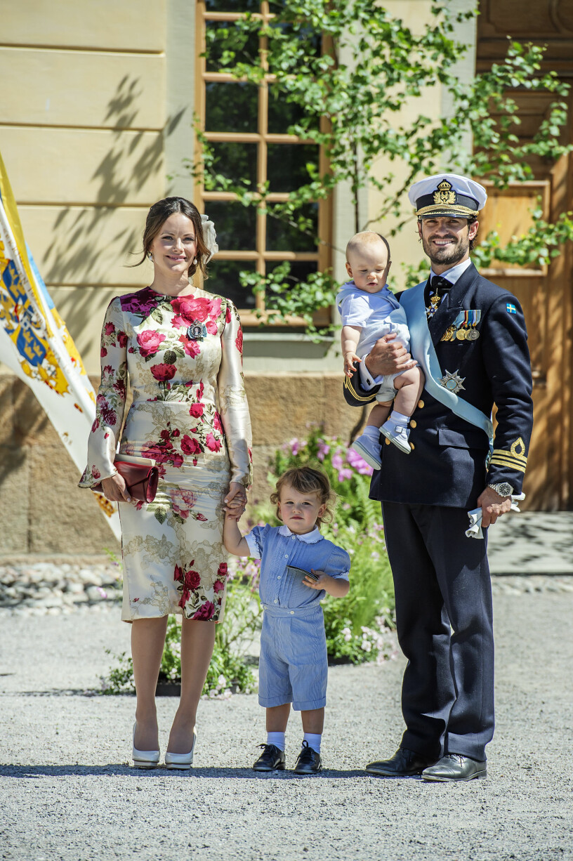 Prinsessan Sofia och prins Carl-Philip vid Adriennes dop utanför Drottningholms kyrka