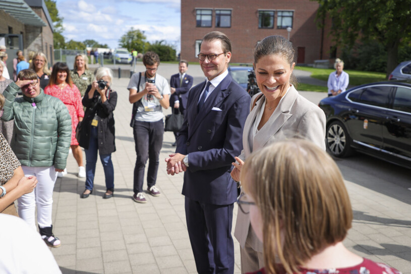 Jubel för Victoria och Daniel i Västra Götaland. Kronprinsessan Victoria Prins Daniel Västra Götaland Skövde Länsbesök