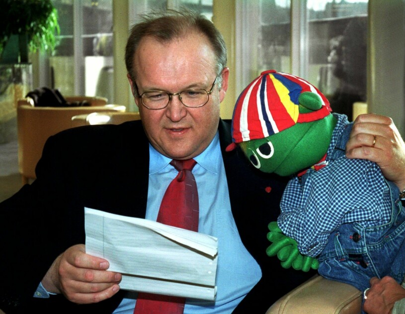 Skurt fick träffa många kända personer. Här med Sveriges dåvarande statsminister Göran Persson år 2000. Göran Persson intervjuas av TV3:s Skurt.
