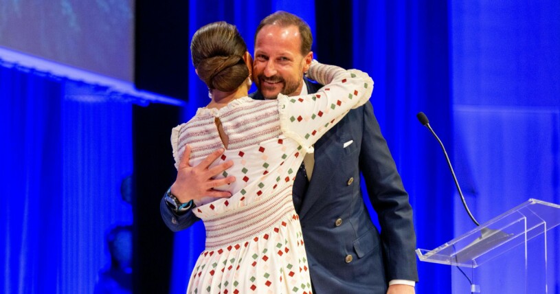 Två tronföljare i en varm omfamning! Kronprinsessan Victoria och kronprins Haakon kramas