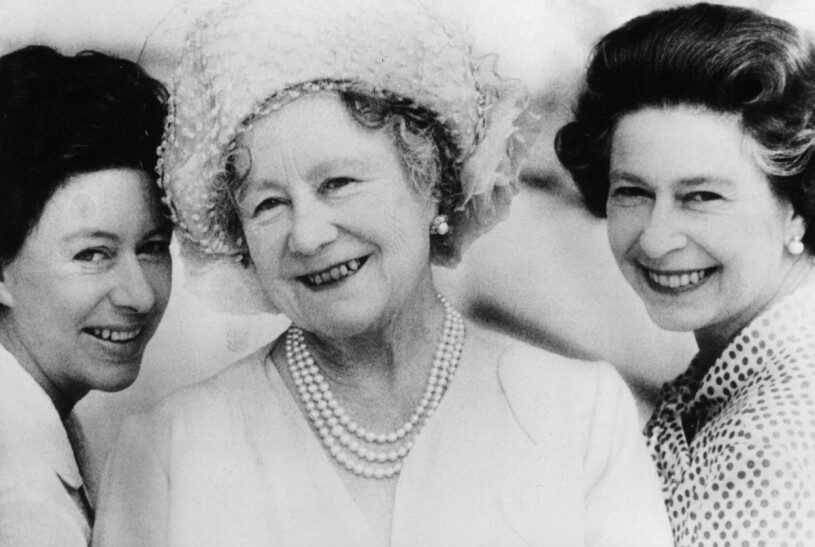 Drottning Elizabeth med sin mamma, född Bowes-Lyon, och sin syster prinsessan Margaret. Drottningmodern med sina barn drottning Elizabeth och prinsessan Margaret