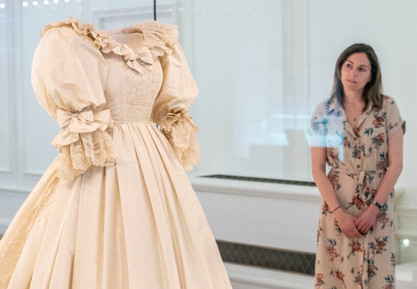 Krigsrubriker kring prins Harry – och kring prinsessan Dianas ikoniska brudklänning från 1981. Prinsessan Dianas brudklänning Utställning 2021 Kensington Palace London Royal Style in the Making