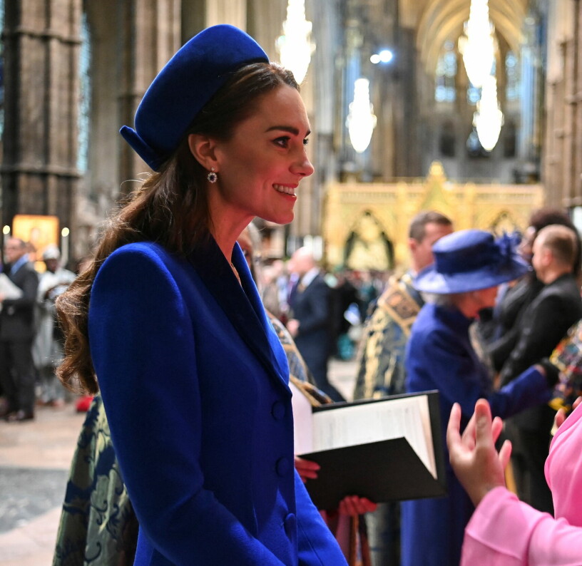 Kate i kungsblått vid ceremonin i Westminster Abbey. Hertiginnan Kate i blått