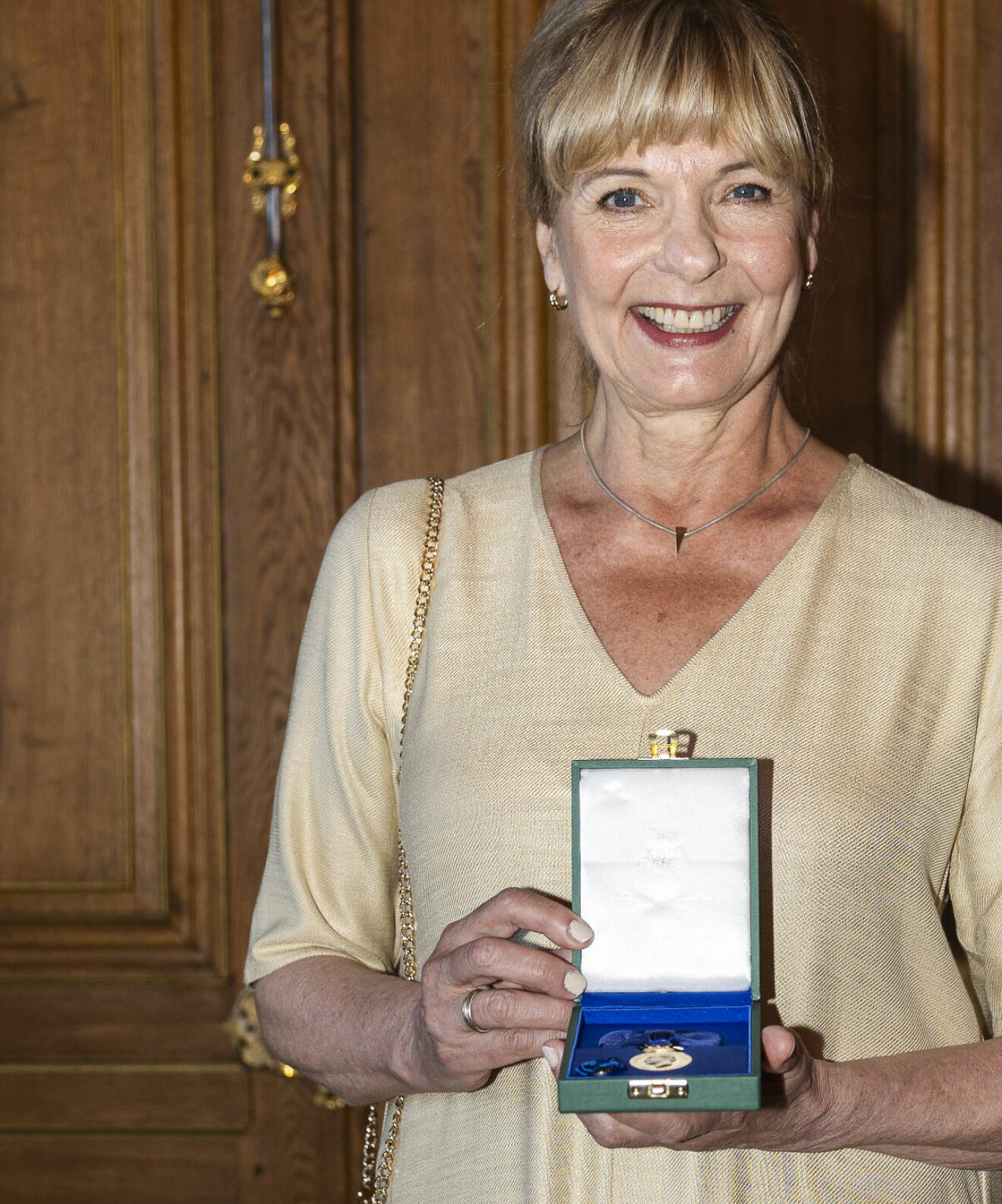 Dramatens Gunnel Fred med medaljen som hon fått av kungen 2023