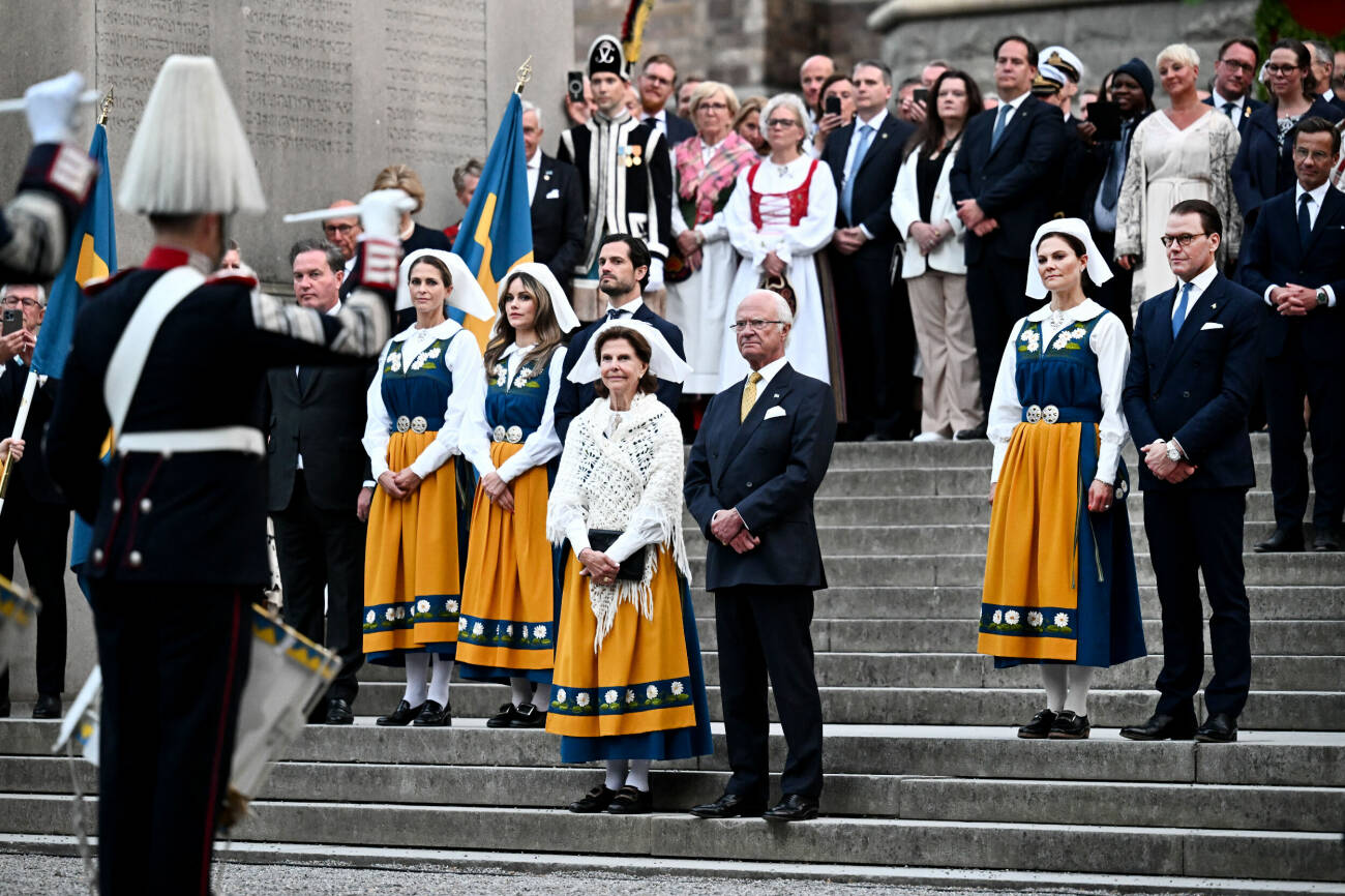 Christopher O'Neill, prinsessan Madeleine, prinsessan Sofia, prins Carl Philip, drottning Silvia, kung Carl Gustaf, kronprinsessan Victoria och Prins Daniel. Nationaldagsmottagningen på Nordiska muséet avslutas med tapto.