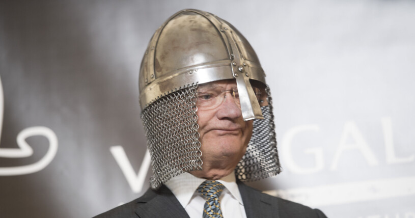 Kung Carl Gustaf i Vikingahjälm fick många hyllningar på sociala medier! Kung Carl Gustaf på Vikingamuseet