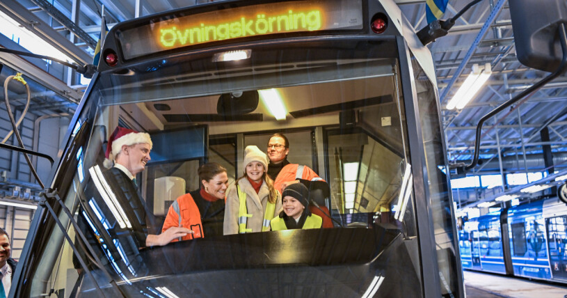 Estelle och Oscar hade en rolig start på julafton! På julafton besökte kronprinsessfamiljen Stockholms lokaltrafiks depå i Ulvsunda där man träffade medarbetare som jobbar med SL:s kollektivtrafik. Prins Oscar provkör tvärbanan när kronprinsessan Victoria, prinsessan Estelle och kronprinsessan Victoria tittar på.