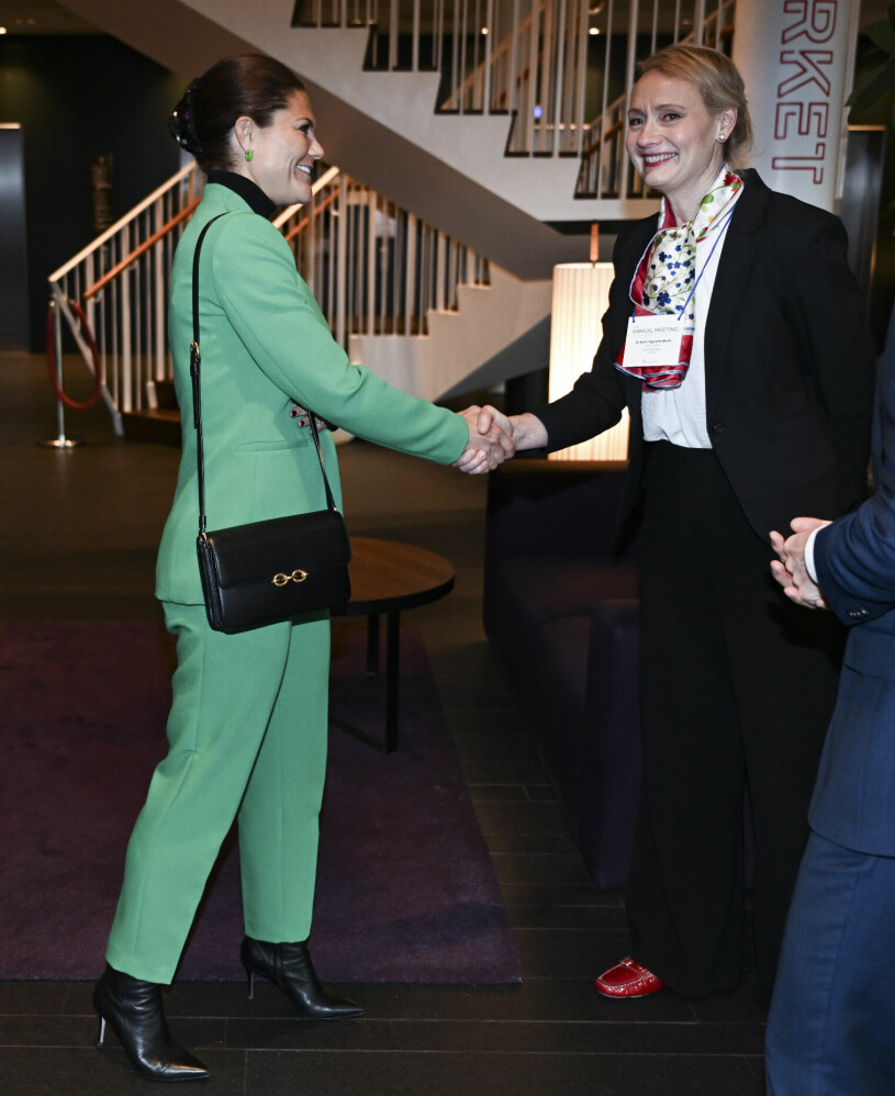 Kronprinsessan Victoria med FHM-chefen Karin Tegmark Wisell. Kronprinsessan Victoria på IANPHI:s möte i Stockholm med Folkhälsomyndighetens generaldirektör Karin Tegmark Wisell