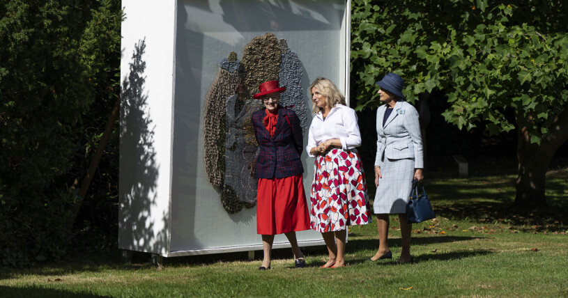 Drottning Margrethe var på besök på Guldagergaard för att bevittna den vackra keramiken. Drottning Margrethe