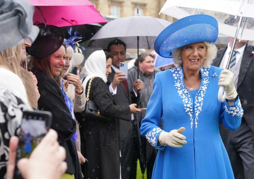Good grief! Vilken otur med vädret! Prins Charles fru Camilla fick hålla hårt i paraplyet. Hertiginnan Camilla Parker Bowles på drottning Elizabeths gardenparty på Buckingham Palace 2022