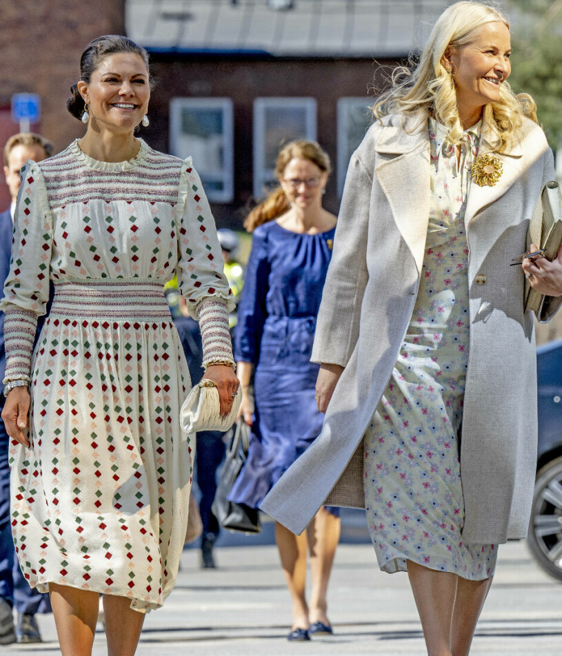 Lena Bartholdson i blå klänning, fem steg bakom sin uppdragsgivare. Kronprinsessan Victorias hovmarskalk Lena Bartholdson