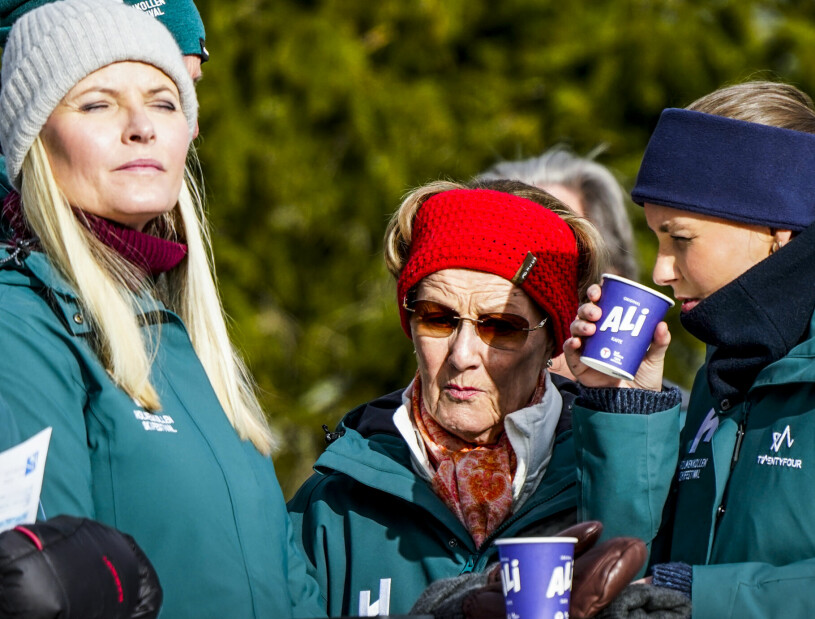 Mette-Marit solade näsan. Kronprinsessan Mette-Marit, drottning Sonja och prinsessan Ingrid Alexandra i Holmenkollen 2023