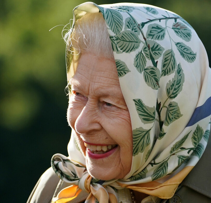 Drottningen av de silvervita lockarna. Det är så här vi är vana vid att se henne. Drottning Elizabeth sjalett