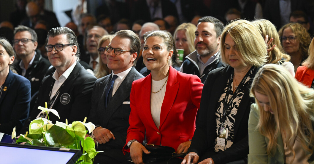 Hennes färgglada klädval gör att hon verkligen poppar. Kronprinsessan Victoria