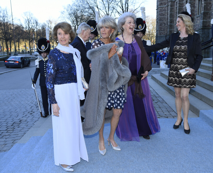 Prinsessan Désirée med sina systrar Birgitta och Margaretha, här på väg för att fira kungens 70-årsdag 2016. Längst till höger prinsessan Margarethas dotter Sybilla Ambler. Prinsessan Désirée Prinsessan Birgitta Prinsessan Margaretha Kungens 70-årsdag 2016