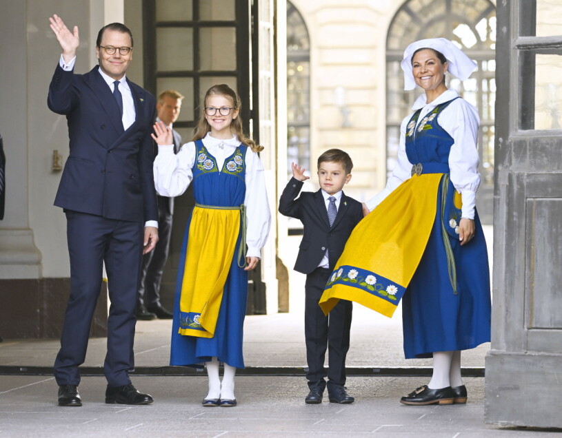 En glad kronprinsessfamilj på nationaldagen! Prins Daniel, prinsessan Estelle, prins Oscar och kronprinsessan Victoria