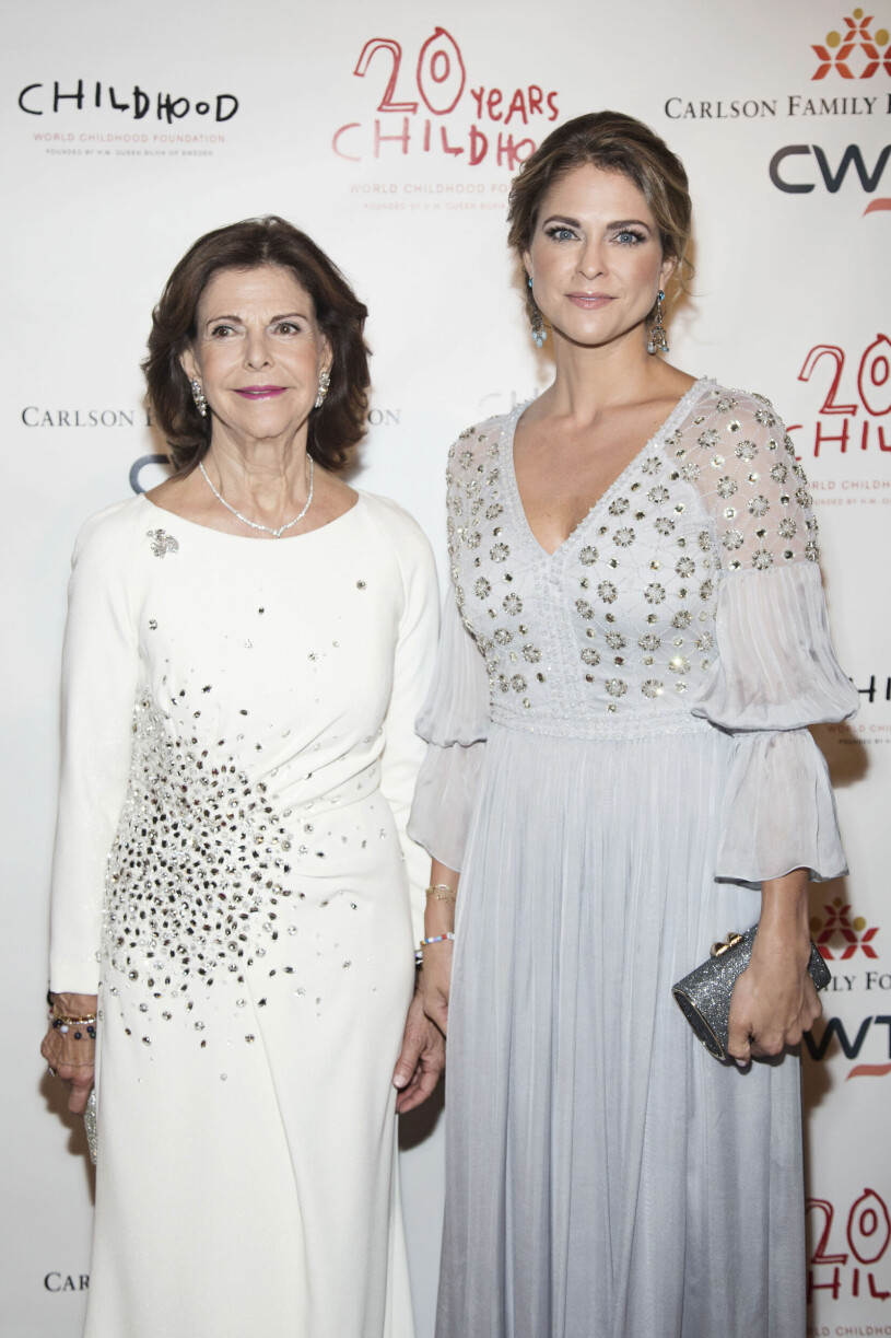 Drottning Silvia och prinsessan Madeleine närvarar vid Childhoods Thank you-gala på Plaza Hotel i New York.