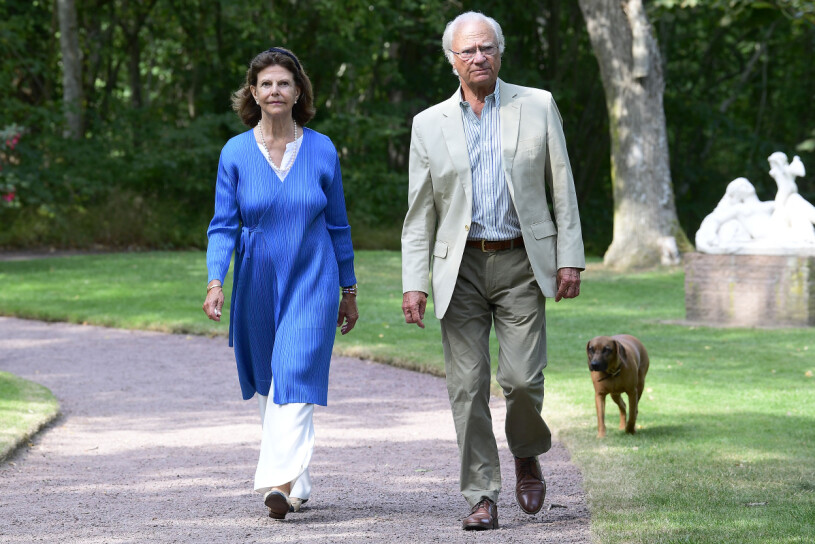 Kungen och drottningen befinner sig nu på Solliden – och senare i veckan kan de se fram emot en skön långhelg. Kungen Drottningen Hunden Brandie på Solliden