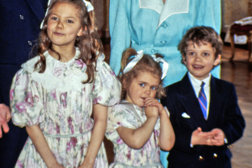 Lite kusligt på Stockholms slott. Kungabarnen på en bild från 1986. Kronprinesssan Victoria Prinsessan Madeleine Prins Carl Philip 1986