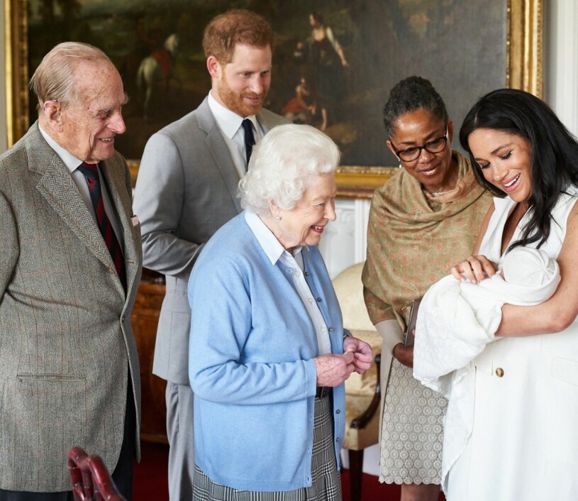 Happier days: Nyfödde Archies första möte med drottning Elizabeth. Drottning Elizabeth Prins Philip Archie Prins Harry Meghan Markle Doria Ragland