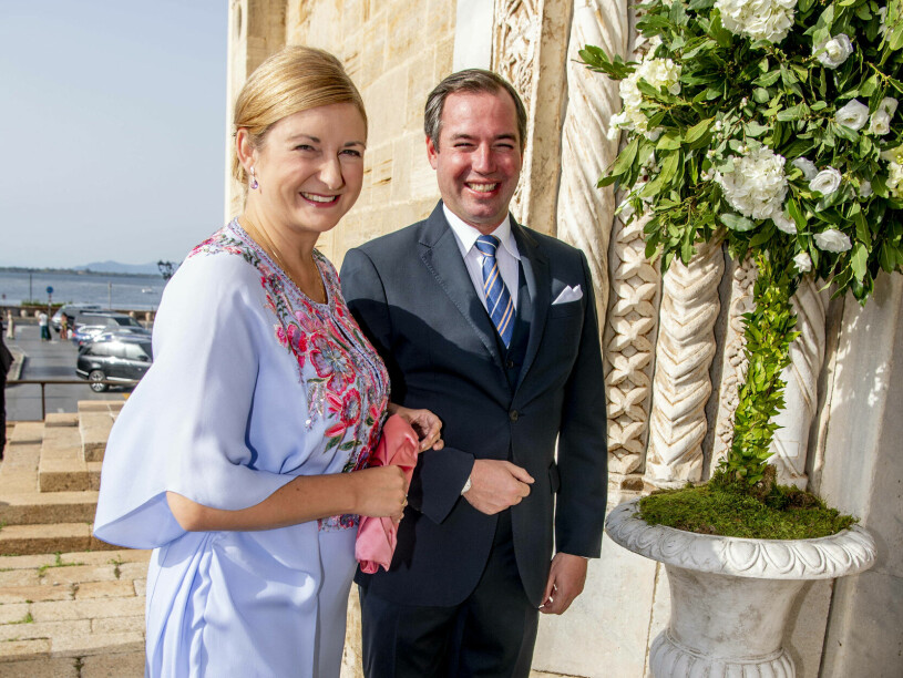 Kronprinsessan Victorias vänner, prins Guillaume och prinsessan Stephanie, hon i en broderad silkeskaftan från Oscar de la Renta. Prins Guillaume prinsessan Stephanie bröllop Toscana