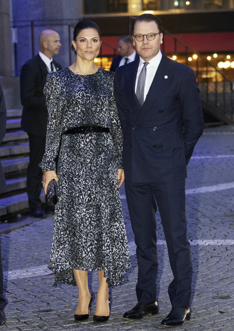 Kronprinsessan Victoria i grå leopard och prins Daniel i dubbelknäppt businesskostym. Kronprinsessan Victoria och prins Daniel vid riksdagens konsert i Konserthuset i Stockholm
