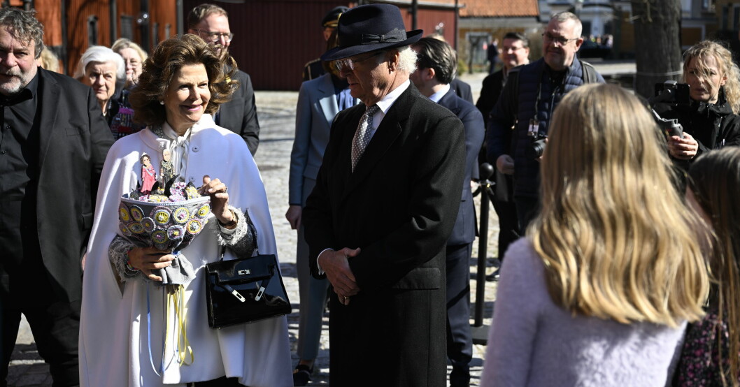 Drottning Silvia och kung Carl Gustaf besöker under torsdagen Karlskrona. Här har de precis anlänt till dagens första besök: Blekinge museum. Drottning Silvia och kung Carl Gustaf