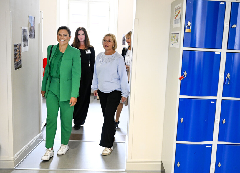 Stadsmissionens kungliga beskyddare, för dagen i gympaskor och glad grön kostym. Kronprinsessan Victoria målar under sitt besök på Stockholms stadsmissions folkhögskola på Kungsholmen i Stockholm
