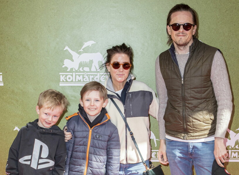Emma Pernald och Tomas Jonson med barnen August och Arthur. Emma Pernald 2022 med sin man Tomas Jonson och deras barn August och Arthur