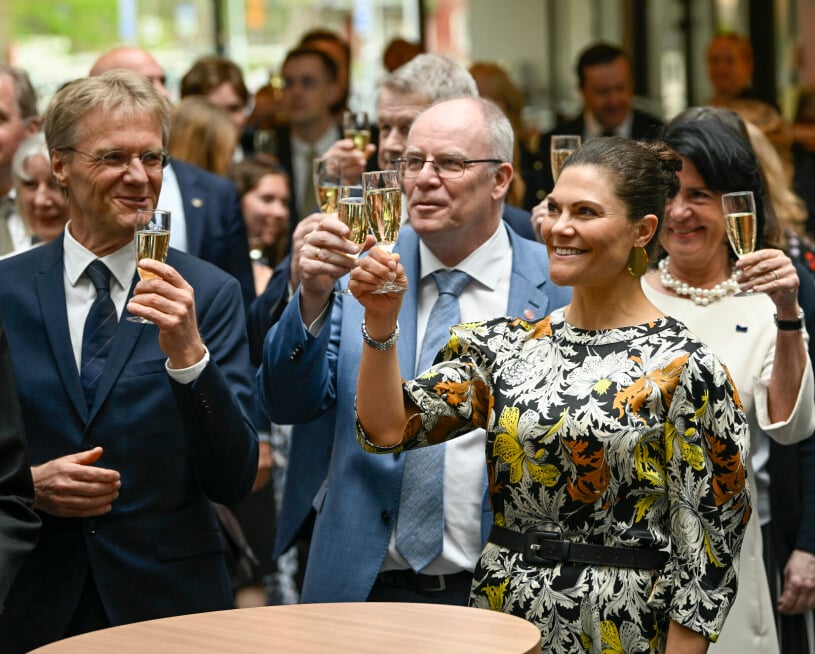 En kunglig skål med Uppsalas landshövding Göran Enander och rektorn Anders Hagfeldt. Kronprinsessan Victoria skålar efter invigningen av Ångströmslaboratoriet i Uppsala