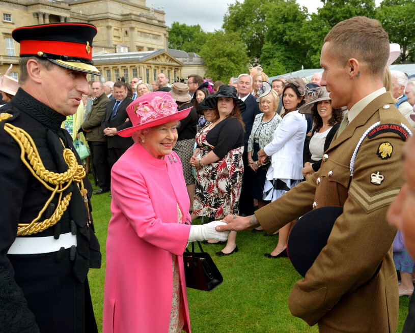 Those were the days: Drottningen i gardenparty-vimlet – så som vi alltid fick se henne förr. Drottning Elizabeth på gardenparty på Buckingham Palace