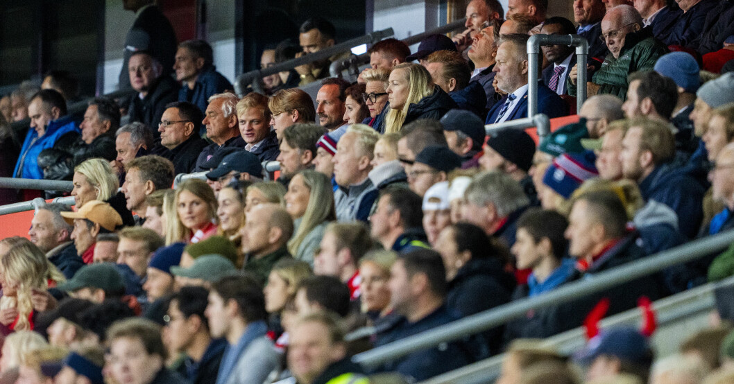 Kronprins Haakon och prins Sverre Magnus följer fokuserat Norges match mot Serbien. Kronprins Haakon och prins Sverre Magnus