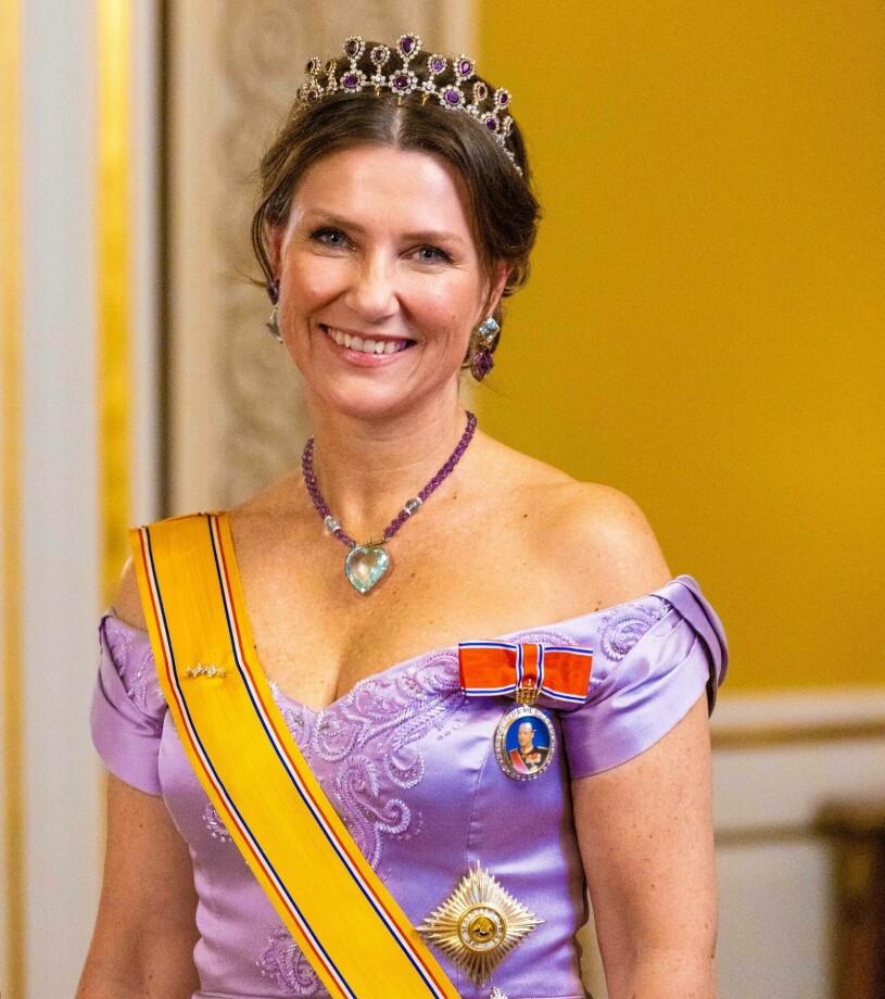 Nyförlovad! Men något datum för bröllopet är ännu inte satt. Prinsessan Märtha Louise i tiara