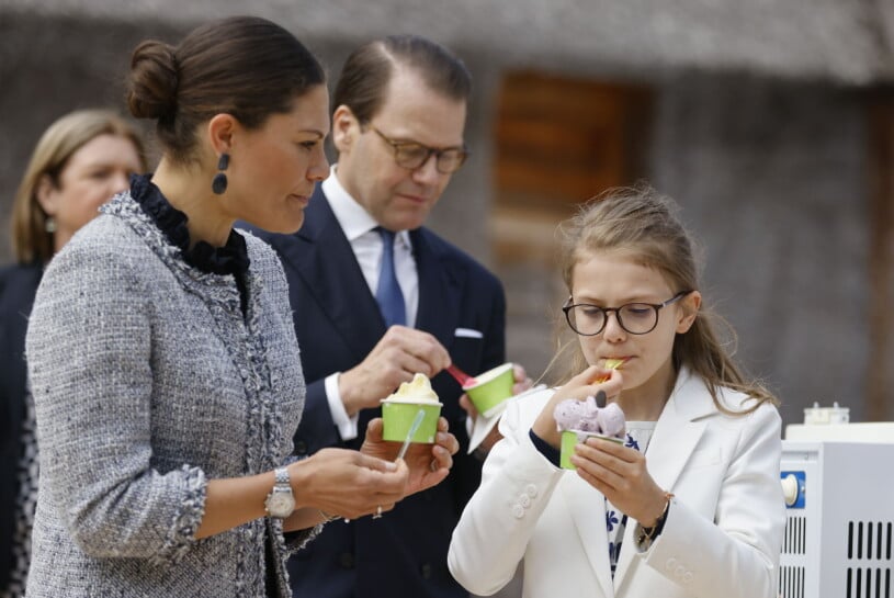 Glass i stora lass för hela familjen! Prinsessan Estelle väljer jubileumsglass från prisbelönade 31:ans glass i Hästholmen då kronprinsessan Victoria, prins Daniel och prinsessan Estelle besöker sjön Tåkern.