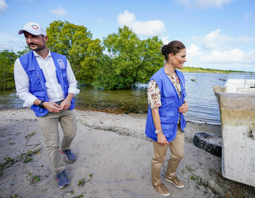 Haakon och Victoria i dag – på en strand vid Indiska Oceanen. Kronprins Haakon och kronprinsessan Victoria på en strand i Kwale vid Indiska Oceanen