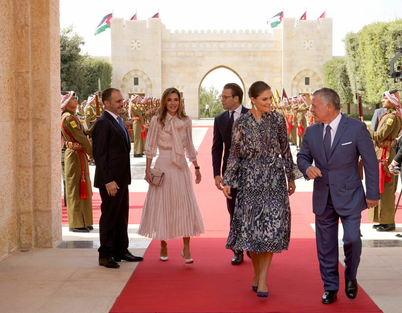 Så här såg det ut 2018 när Victoria och Daniel gästade kung Abdallah och drottning Rania under sitt officiella besök i Jordanien. Kronprinsessan Victoria och prins Daniel i Amman, Jordanien 2018 med kung Abdallah och drottning Rania
