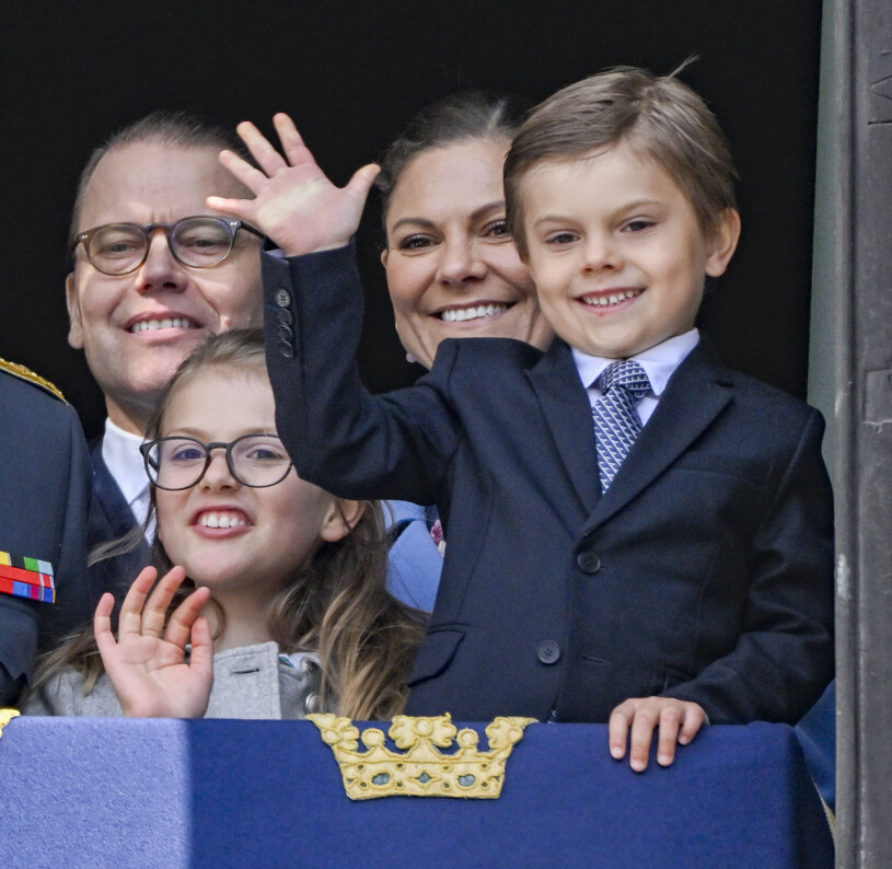 Prins Oscar den coole firade morfar i vuxenkostym! Kronprinsessfamiljen på kungens födelsedag 2022