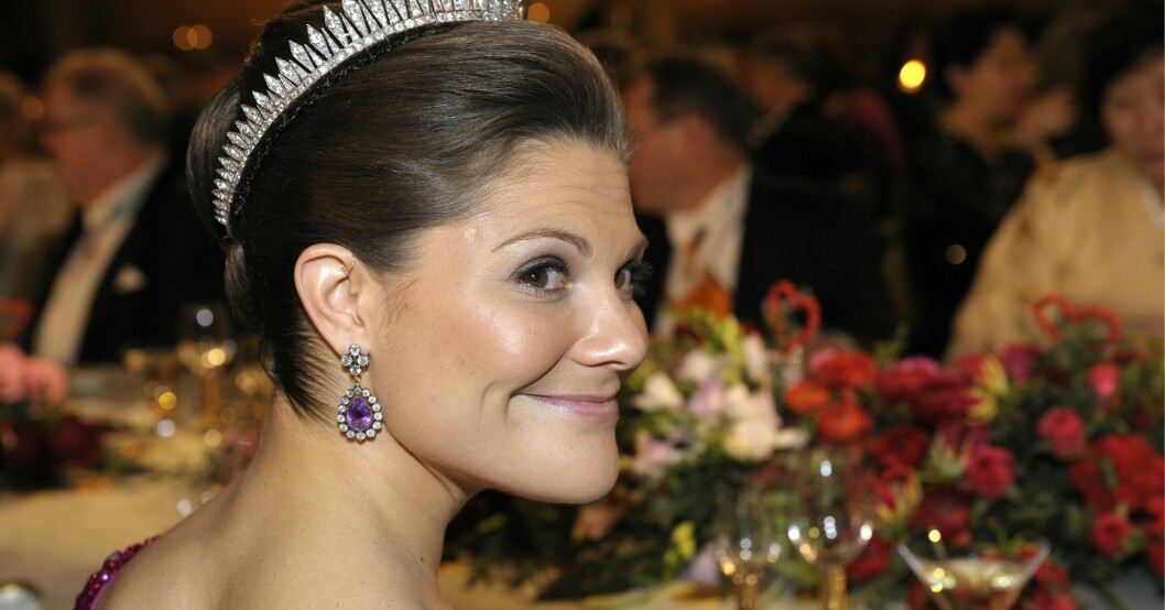 Många lade märke till ringarna i Victorias öron! Kronprinsessan Victoria på Nobelbanketten 2008.
