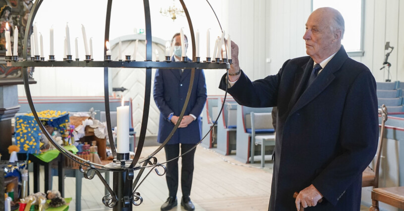 Kung Harald, kronprins Haakon och drottning Sonja tände ljus i Gjerdums kyrka för att hedra dödsoffren i jordskredet. kronprins haakon kung harald gjerdum jordskred