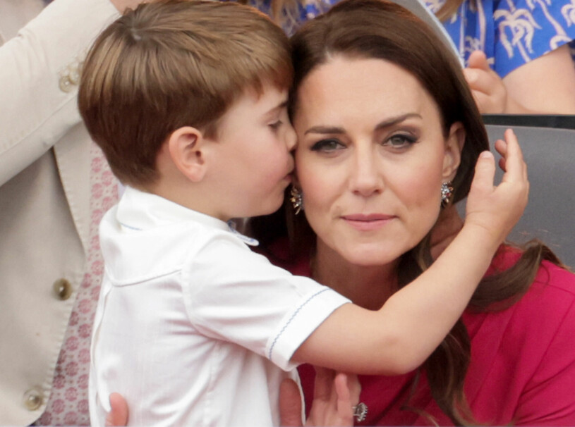 Jobbigt för Kate – men prins Louis charmade hela världspressen. Kate får en kram av sin yngste son prins Louis