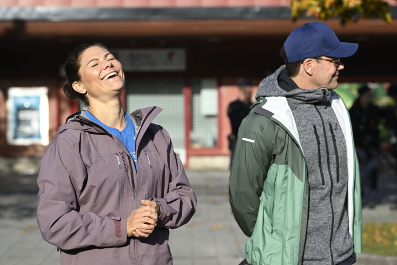 Tänk att träffa på självaste kronprinsessparet på en promenad! Kronprinsessan Victoria och prins Daniel närvarar vid Allemansrättens dag i Akalla på tisdagsförmiddagen.