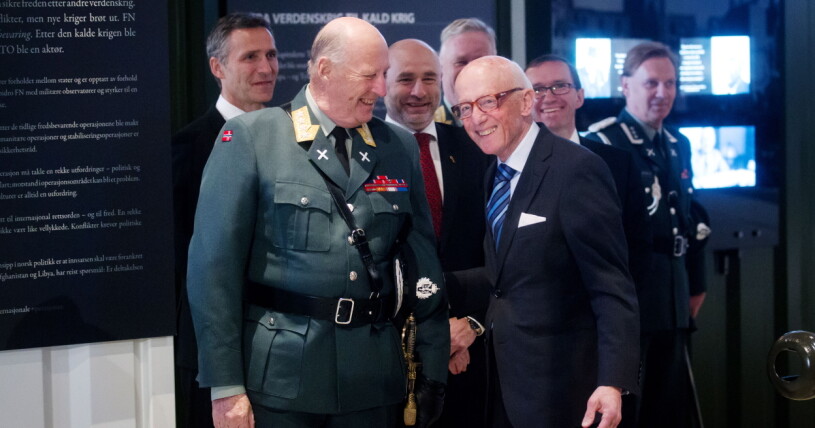Kung Harald uttrycker sin sorg efter Kåre Willochs död. Kung Harald och Kåre Willoch