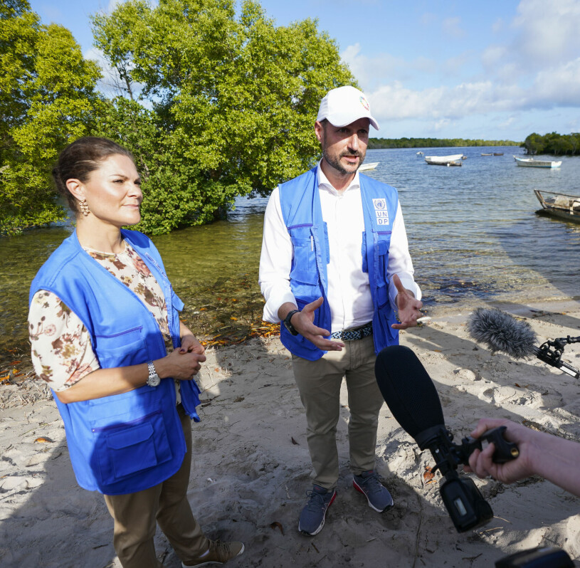 Sol och kritvit sand – men Victoria och Haakon är på plats för att jobba. Kronprinsessan Victoria och kronprins Haakon på FN-uppdrag en strand i Kwale i Kenya