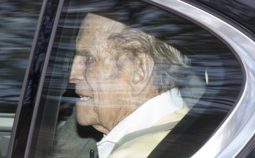 Prins Philip fick äntligen kliva ur sjukhuskläderna och åka hem. Och känner vi honom rätt så morrade han över alla fotograferna.