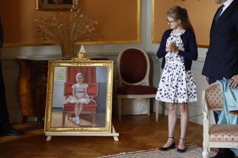 Estelle är redan ett riktigt proffs! Kronprinsessan Victoria, prins Daniel och prinsessan Estelle avtäcker ett porträtt av sig själv på Linköpings slott. På toppen av ramen sitter Oscar II:s prinskrona. Tavlan är en oljemålning målad på Haga 2015 och tavelramen är från Paris från 1700-talet. Kronprinsessparet och Estelle är på ett endagsbesök i Östergötland.