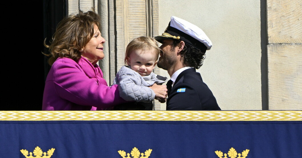 Silvia är inte bara drottning, hon är också en engagerad farmor/mormor! Drottning Silvia bär prins Julian på slottsbalkongen