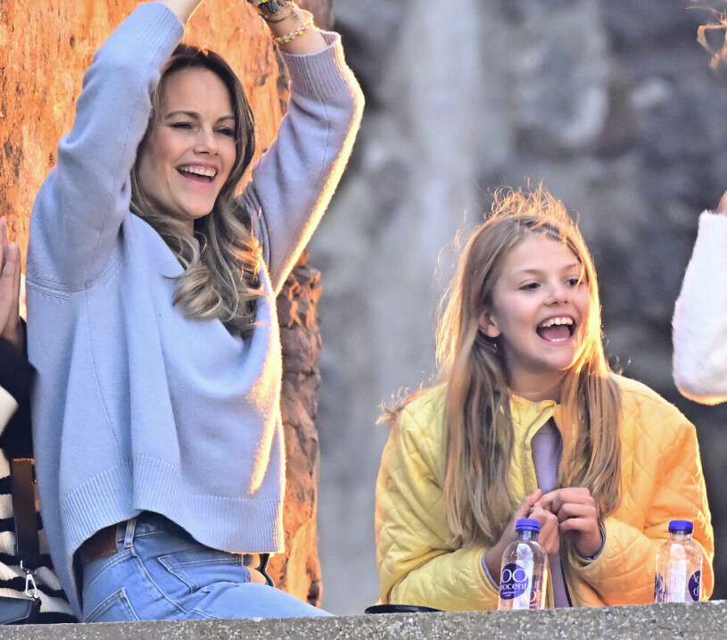 Prinsessan Sofia och prinsessan Estelle på Molly Sandén i somras. Prinsessan Sofia och prinsessan Estelle på Molly Sandén i Borgholms slottsruin 2022