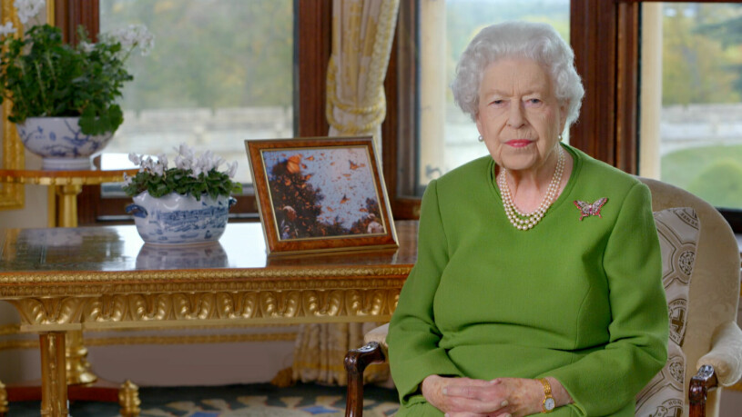 Drottningen med bilden på prins Philip mitt i en fjärilssvärm. Sedan han dog i april är det inte längre någon som kallar henne Cabbage. Drottning Elizabeth Windsor Tal COP26